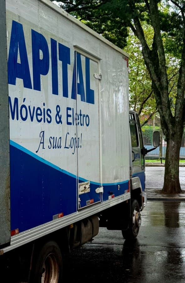 Caminhão de entrega própria da Capital Móveis & Eletro